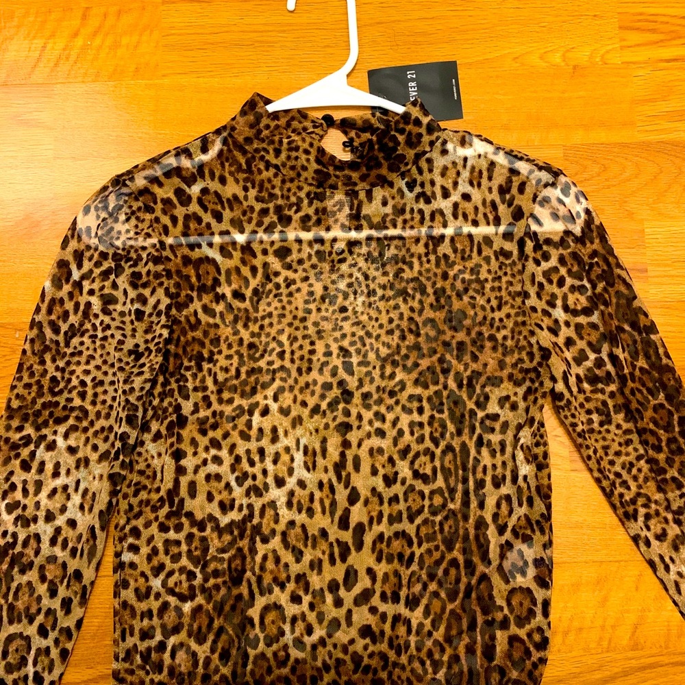 Size Medium top Forever 21 brand new